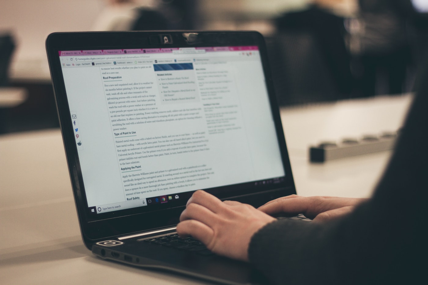 Travail de rédaction et de mise à jour de contenu sur ordinateur portable
