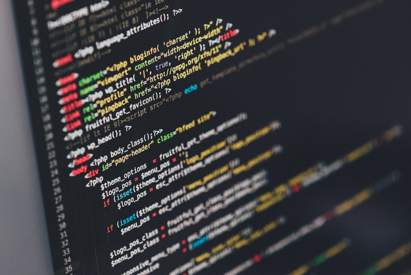 Code d'un site web affiché à l'écran, structuration technique via CMS