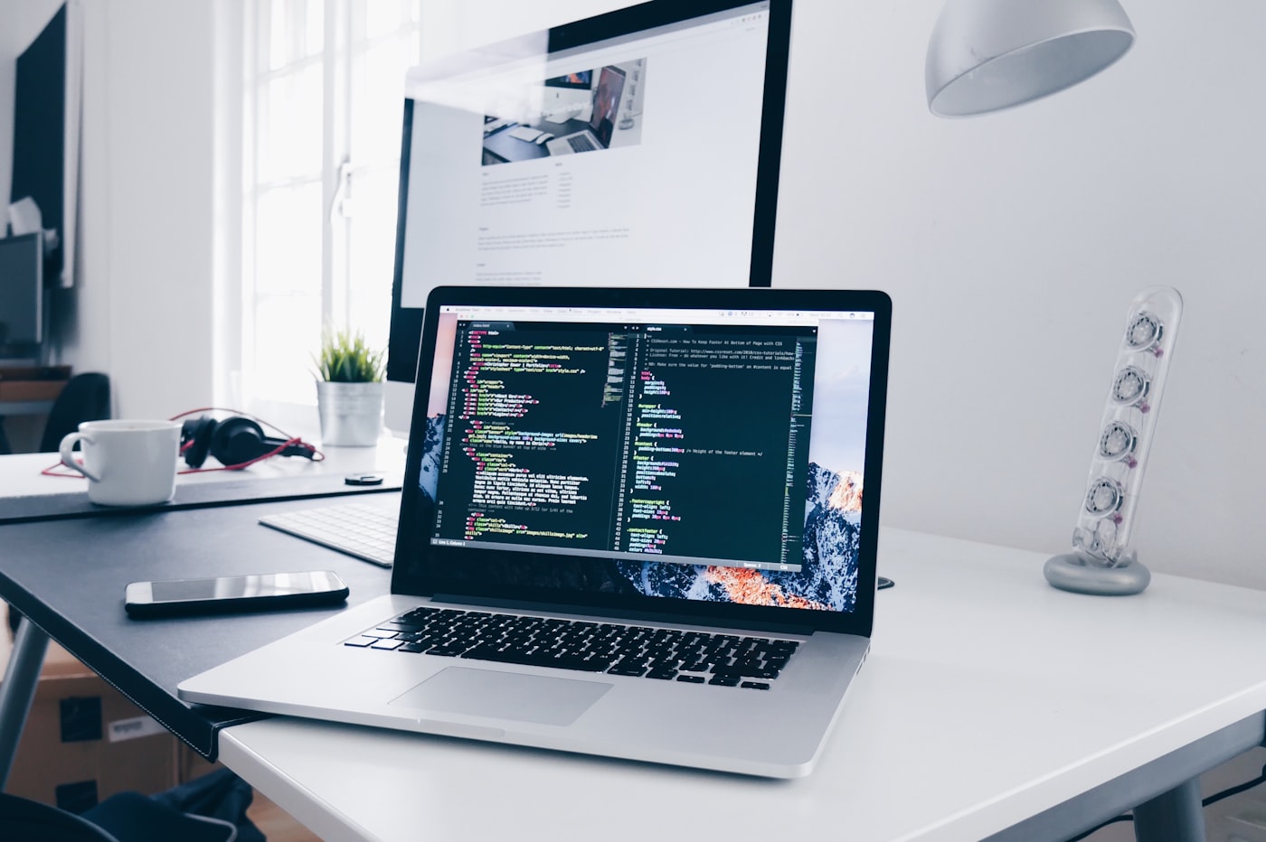 Poste de travail avec ordinateur portable affichant du code, pour la création de sites web